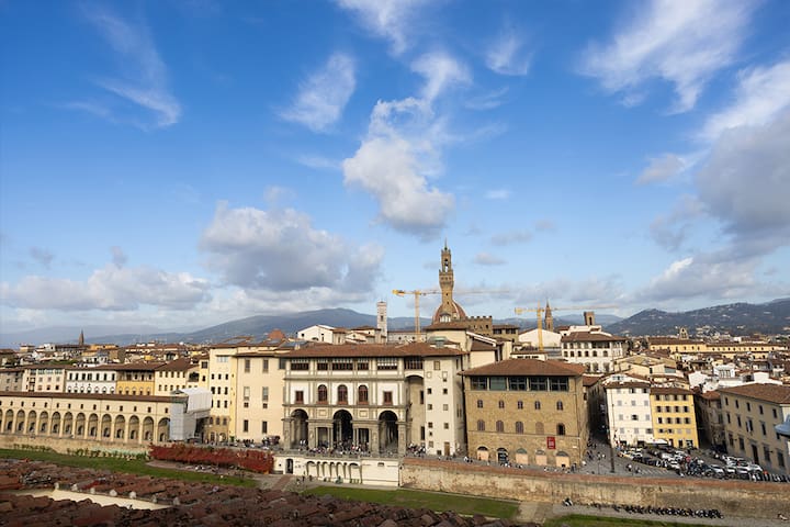 Luxury Uffizi View • Historic Palazzo • 3 Suites