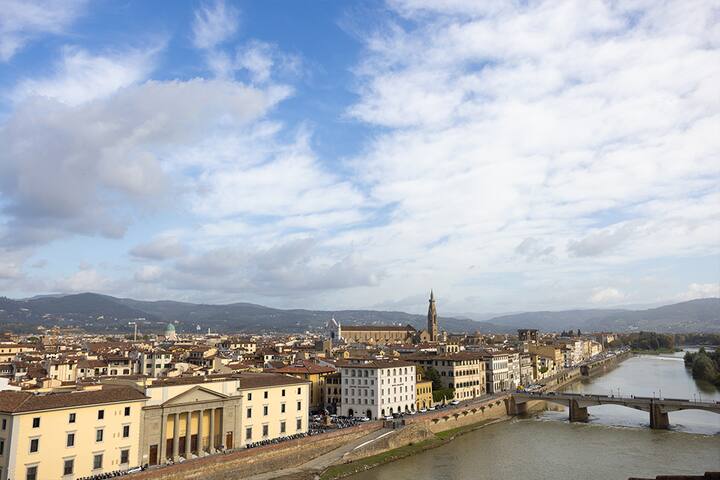 Luxury Uffizi View • Historic Palazzo • 3 Suites gallery image 4