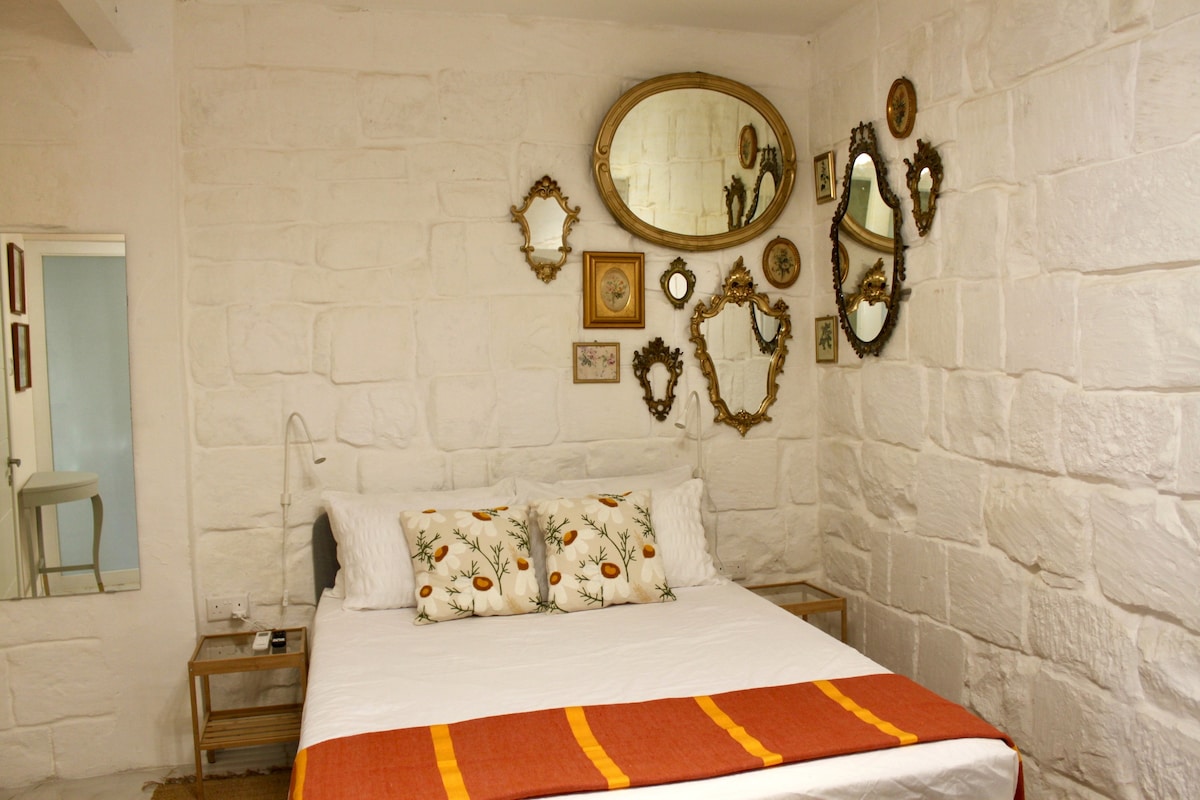 Udobna soba u zrcalu.