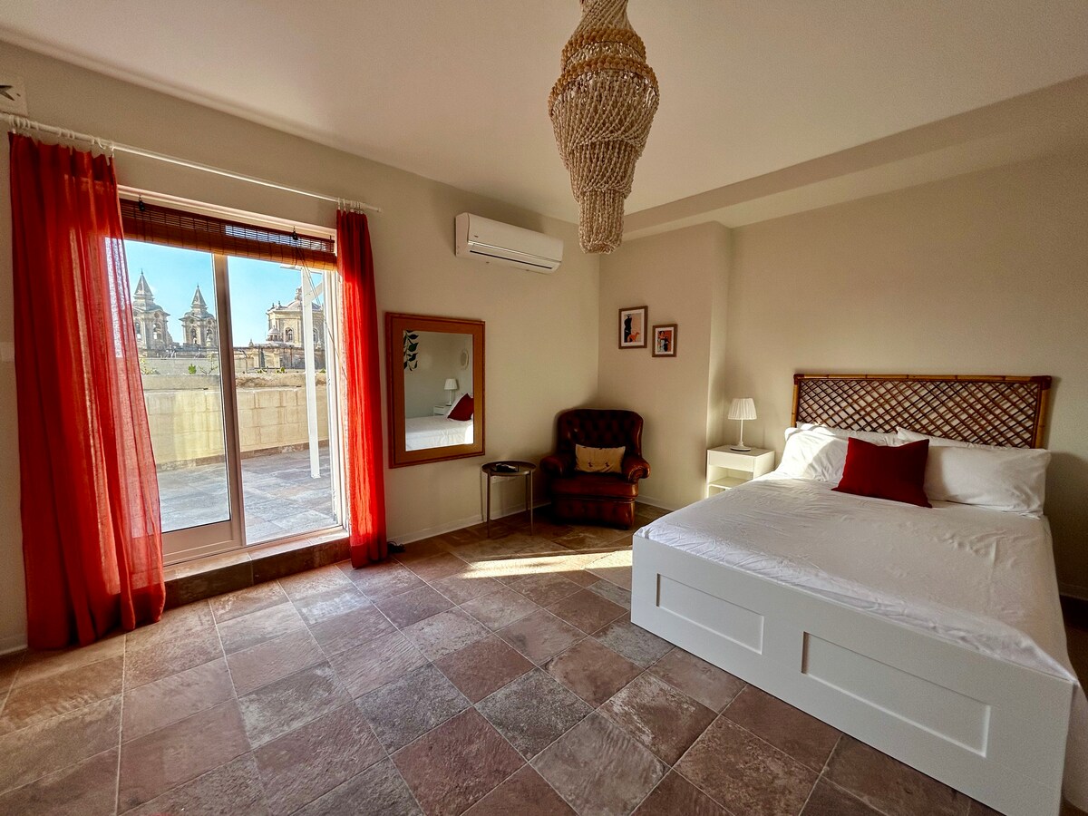 Apartman u potkrovlju s izravnim pristupom krovnoj terasi. Postoji pristup krovu kroz zasebna vrata za druge goste. 