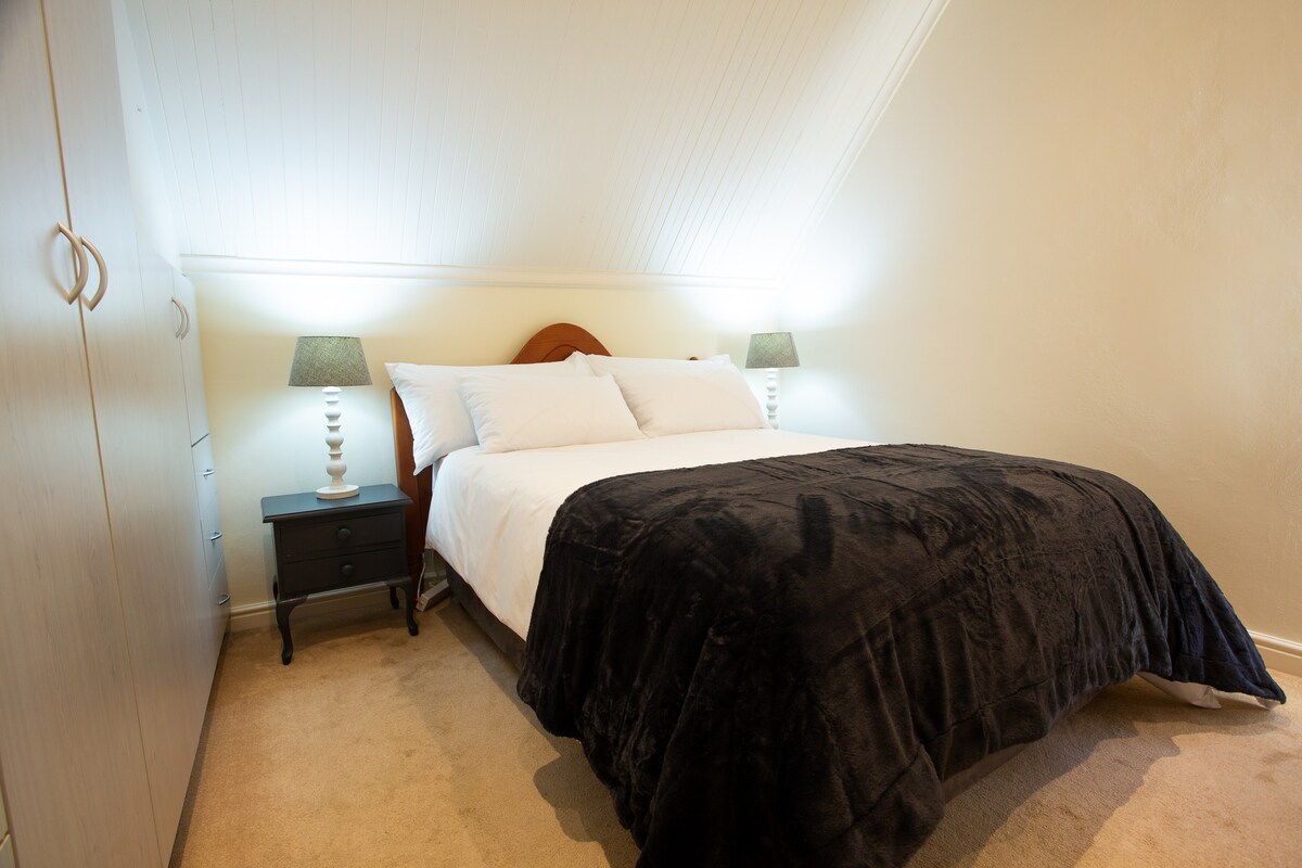 楼上卧室配有双人床，可欣赏壮丽的山景