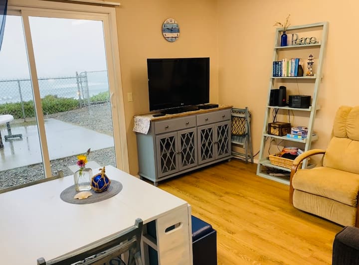 Nesika Beach Bluff Ocean Front Cottage - Sisters Rock State Park, Port Orford