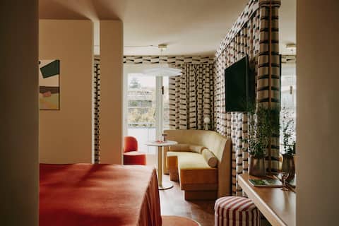 Successful Airbnb property: Locke Studio at Locke on the square in Enge