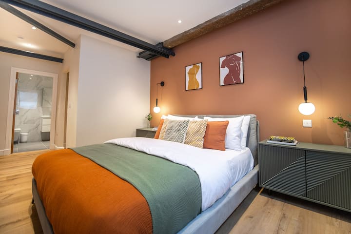 - استرخ في واحة أنيقة من الراحة والأناقة في غرفة نومنا الفاخرة في الشقة في مانشستر الكبرى
- انغمس في ليلة من النوم الفاخر مع سرير مزدوج فاخر
- اكتشف الفخامة مع الأثاث الفخم والديكور المهيب