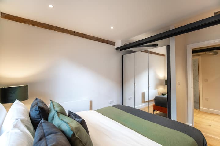 - الهروب إلى ملاذ هادئ في غرفة نومنا المريحة في الشقة في مانشستر الكبرى
- استمتع بأماكن إقامة مريحة تحتوي على سرير مزدوج مريح
- استرخ في غرفة نومنا المريحة التي تتميز بديكور مهدئ لقضاء ليلة نوم مريحة