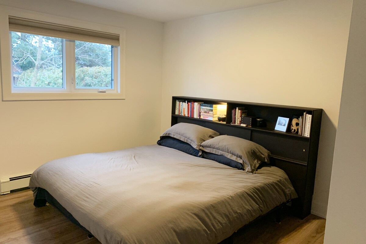 חדר שינה ראשי עם מיטת קינג סייז