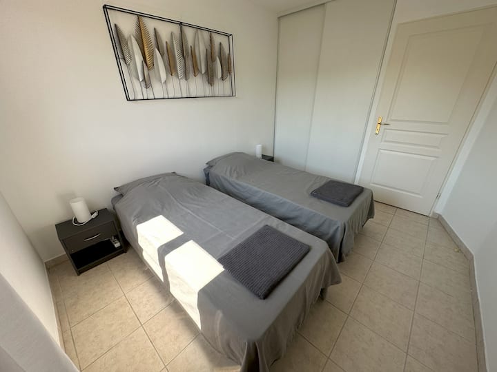 Спалня 2
Леглата могат да бъдат групирани заедно, за да се направи двойно легло 160x190