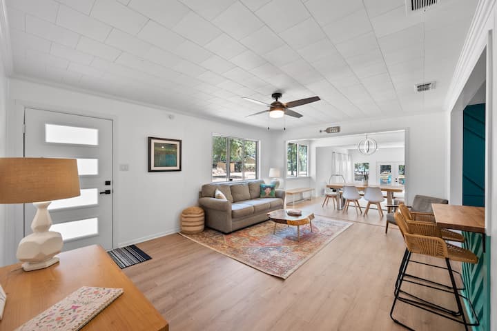 Príjemná obývacia izba vás víta, aby ste si oddýchli na pohodlnom gauči v srdci domova. Naši hostia milujú salónik v tejto izbe, zatiaľ čo čakajú na ďalšie domáce varené jedlo.