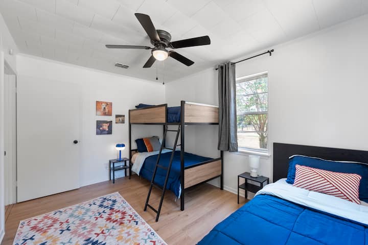 Tretia spálňa je ideálna pre deti. Má 1 samostatnú posteľ a 1 poschodovú posteľ, v ktorej sa pohodlne vyspia 3 deti alebo 2 deti a jeden dospelý. Ak sa chce štvrté dieťa pripojiť k priateľom, je k dispozícii aj ďalší nafukovací matrac. 