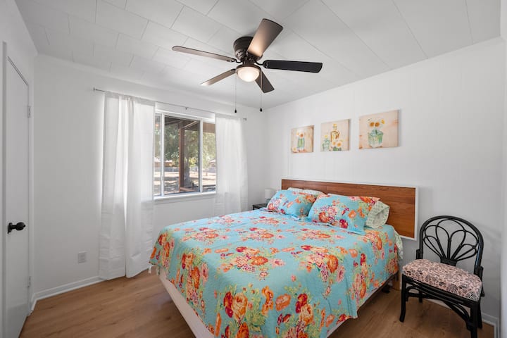 Pohodlná druhá spálňa s manželskou posteľou má pekný výhľad na obrovský dvor a priestrannú skriňu.