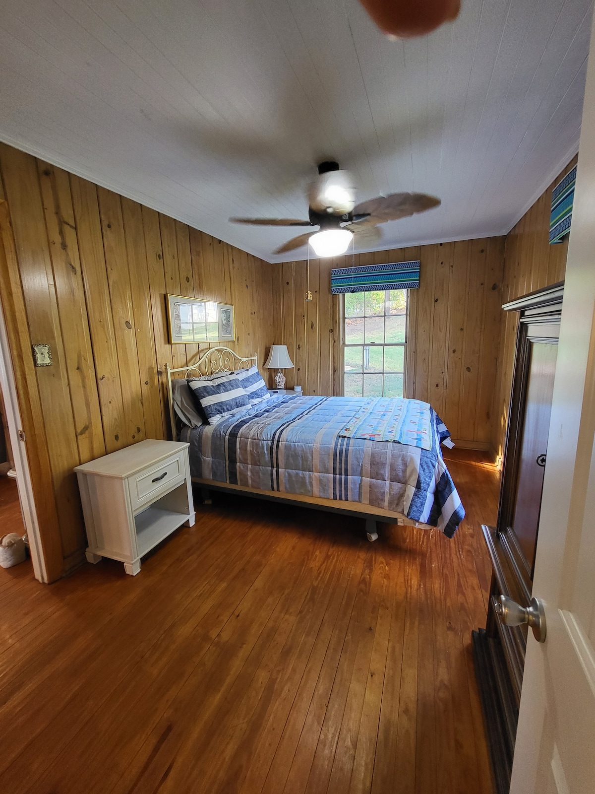 Საძინებელში არის ორადგილიანი საწოლი, ხოლო ფანჯრებში - ოთახის გამუქებული ჩამოსაშლელი ფერები.