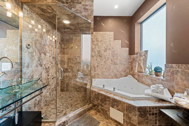 Zen Oasis of Elegance: Expansive Executive Home gallery image 3