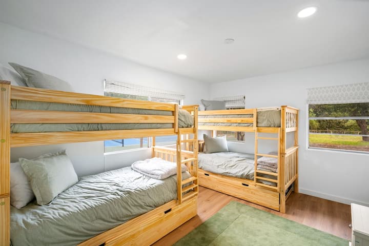 Dormitorio 3 en la unidad 1: habitación con literas con 4 camas individuales y 1 cama nido accesible, todo con colchones de espuma viscoelástica nuevos.