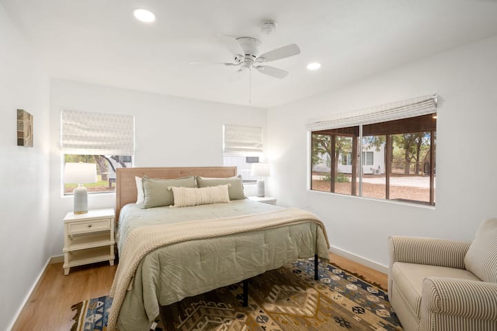 Dormitorio 2 en la unidad 1: cama tamaño king y sábanas acogedoras