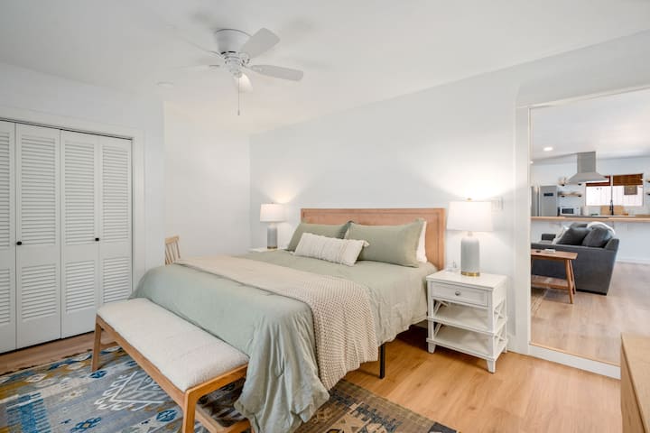 Dormitorio principal en la unidad 1 con baño completo privado: cama tamaño king y sábanas cómodas