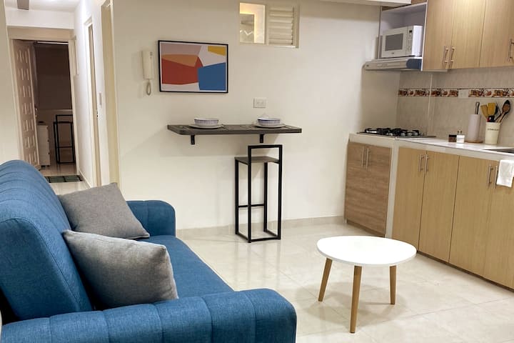 Vitajte v našom priestore, kde sa dobré jedlo kombinuje s útulnou atmosférou. Je to tento bar s moderným a funkčným dizajnom, kde si môžete vychutnať lahodné chvíle v intímnom a príjemnom prostredí so svojimi blízkymi. Pohodlné a všestranné.