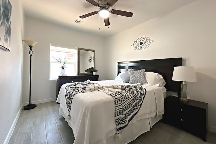 2つ目の部屋、クイーンベッドとドレッサー。 