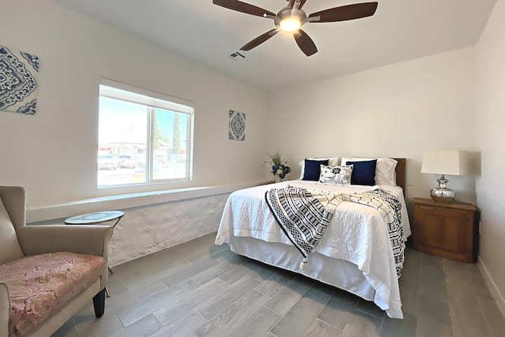 メインベッドルームにはクイーンサイズベッドと柔らかいシーツがあります。 