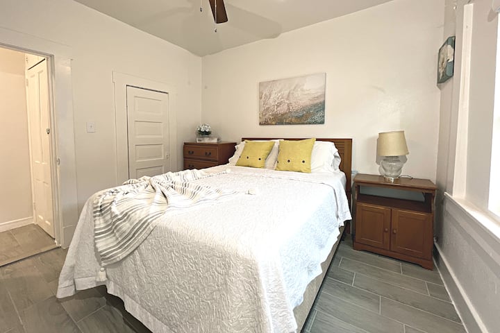 クイーンベッド付きの3つ目のベッドルーム。 