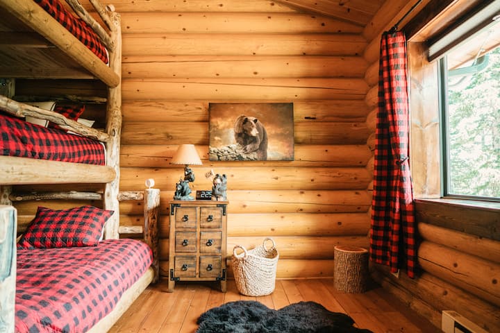 Uživajte u pogledu na šumu iz ove spavaće sobe s tematikom medvjeda. 