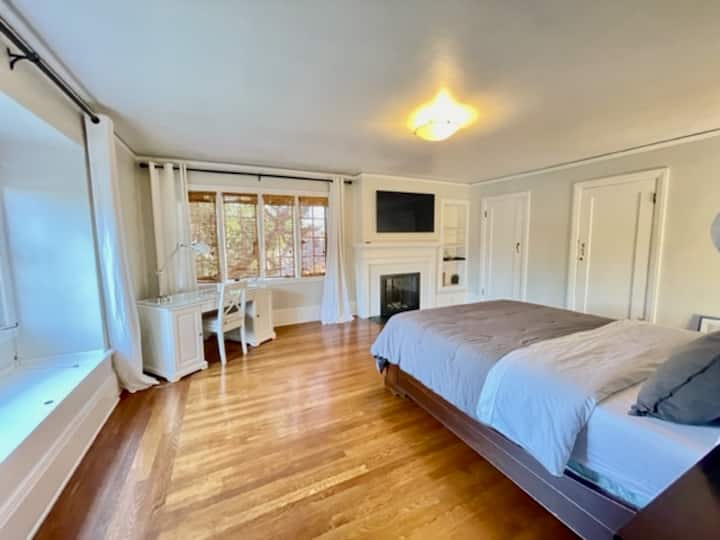 Chumba cha kulala cha msingi na Kitanda cha Malkia