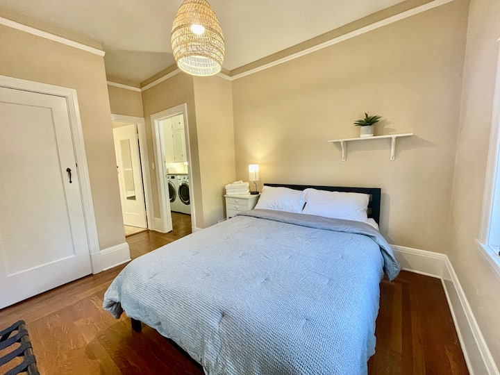 Chumba cha 5 cha kulala - Ghorofa ya chini inajumuisha Bafu Kamili lenye Beseni la Clawfoot