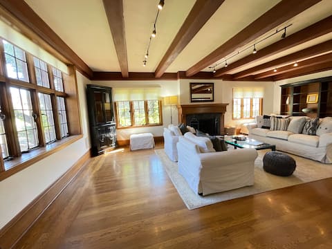 Successful Airbnb property: Timeless Tudor w/ Game Room, Pool Table & Hot Tub in San Jose University