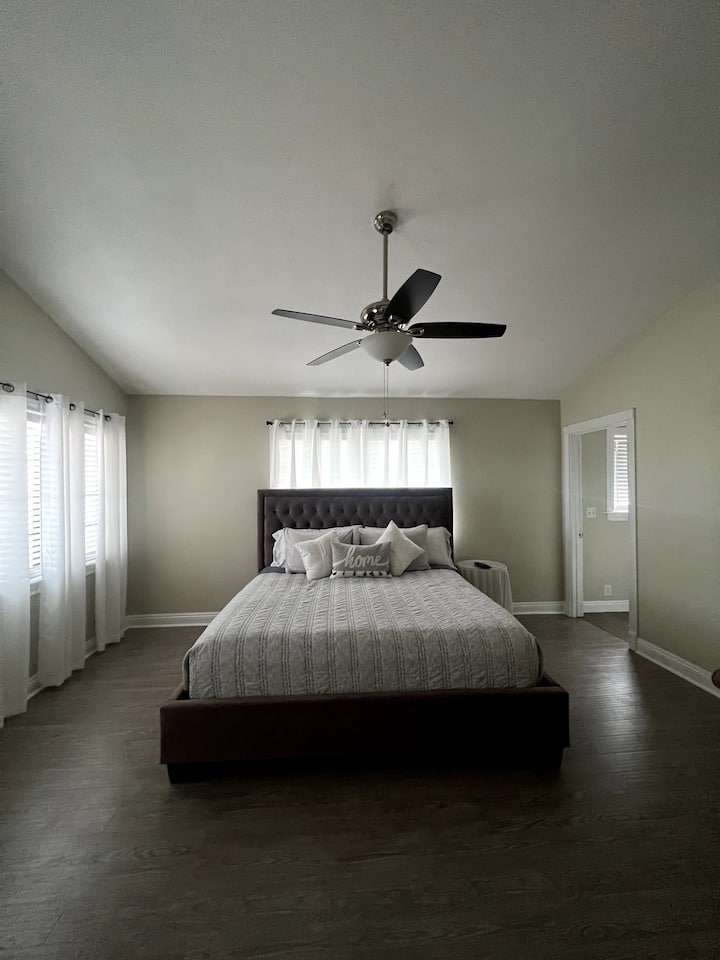 Საძინებელი 1 (მთავარი საძინებელი) - დივანი, ცალკე ტუალეტი საშხაპით, სპა ‑ აუზი და ორმაგი ნიჟარა. 