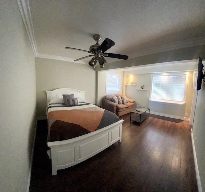 Საძინებელი 2 - ორადგილიანი საწოლი, დივანი და ცალკე ტუალეტი.