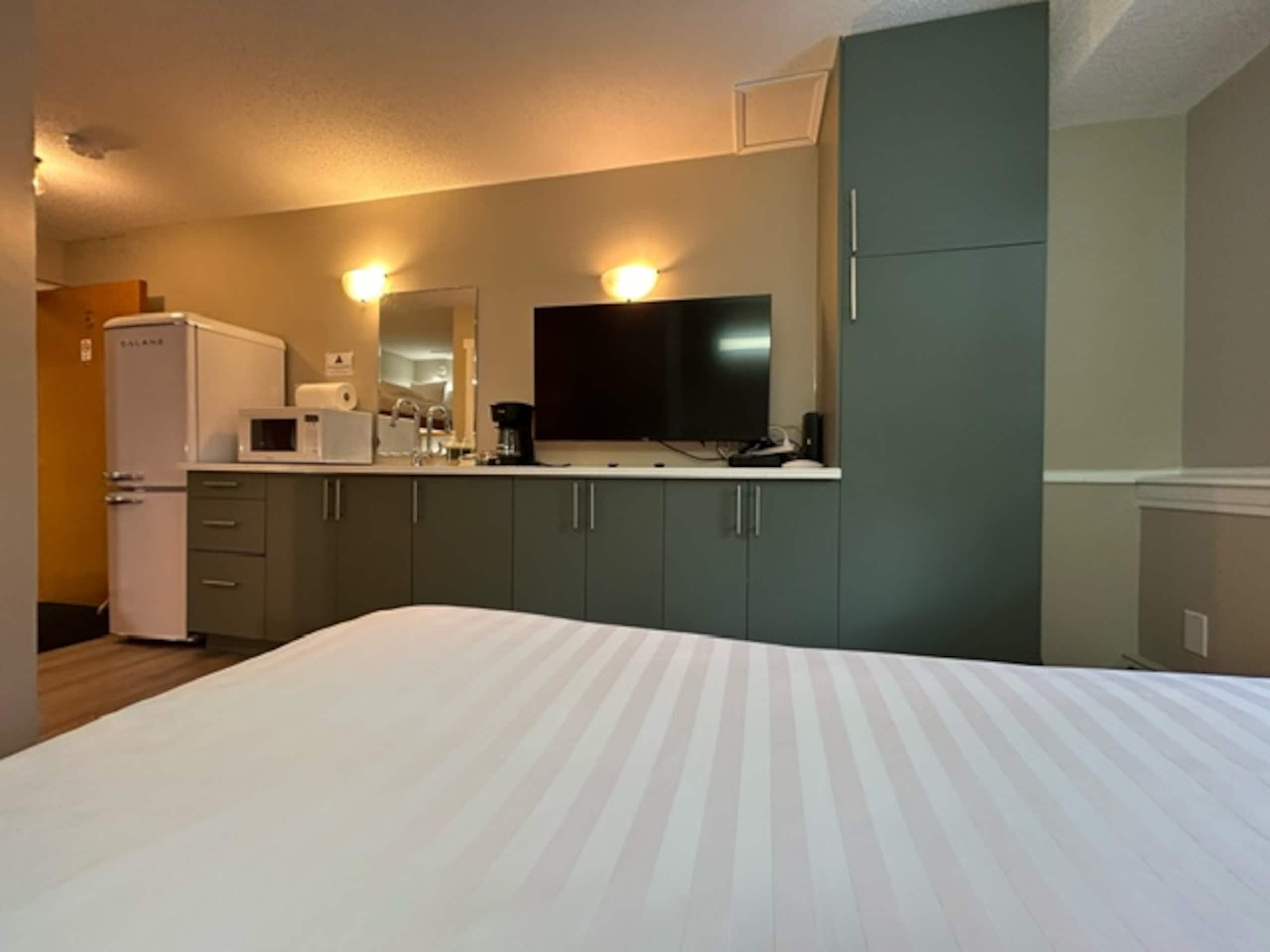 Griz Inn Hotel Room | Ski in out - Photo 10