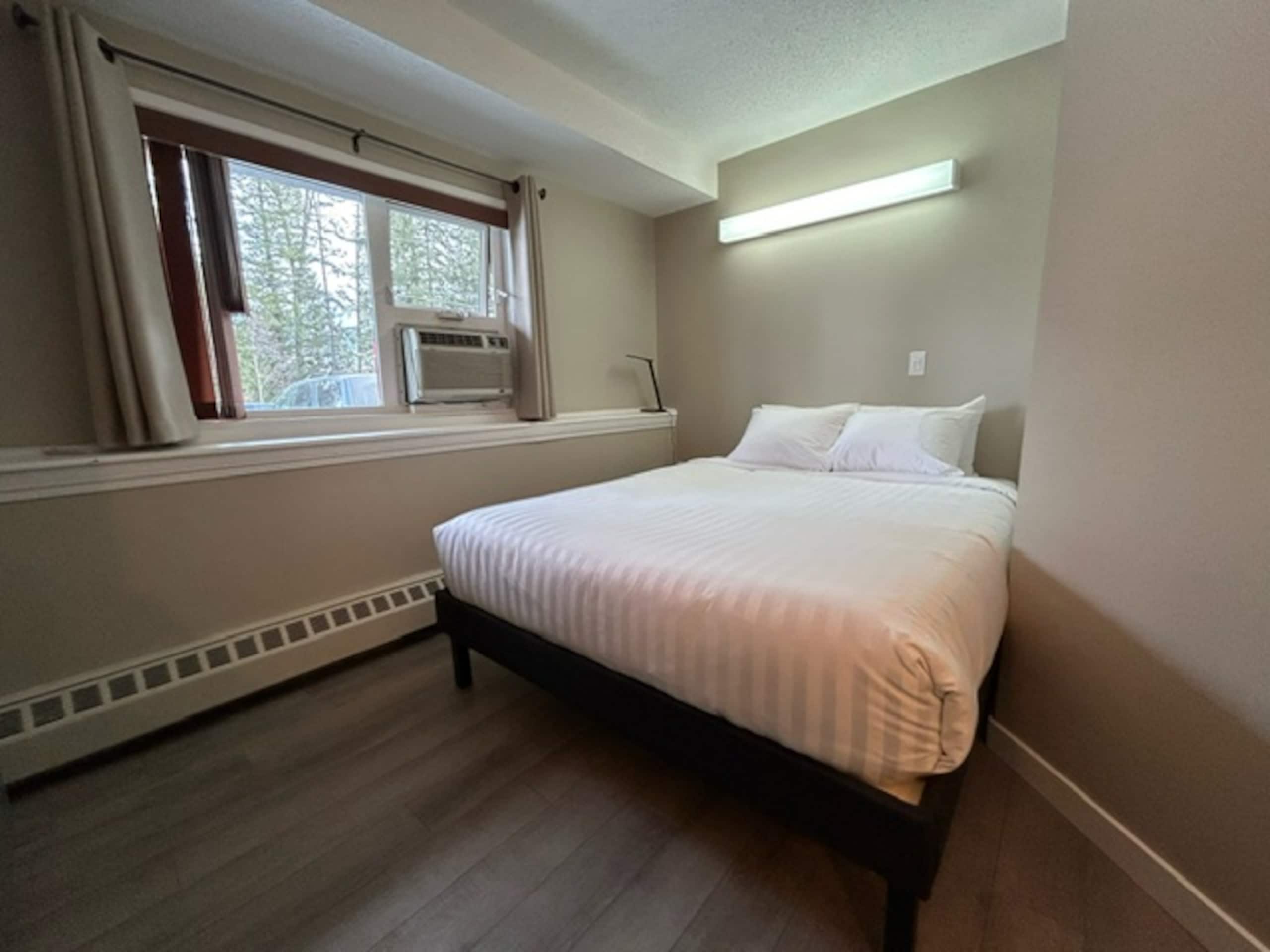 Griz Inn Hotel Room | Ski in out - Photo 7