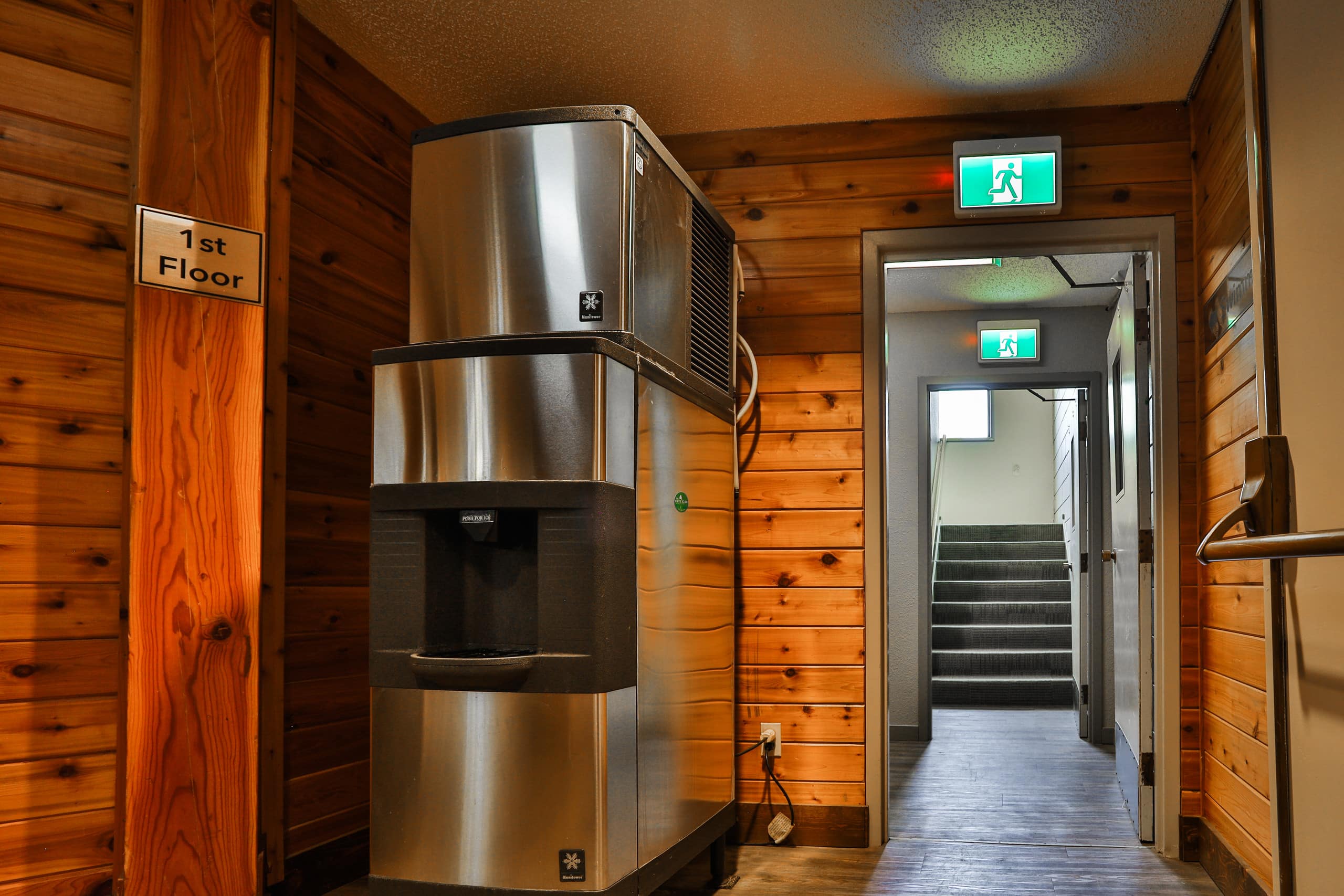 Griz Inn Hotel Room | Ski in out - Photo 27