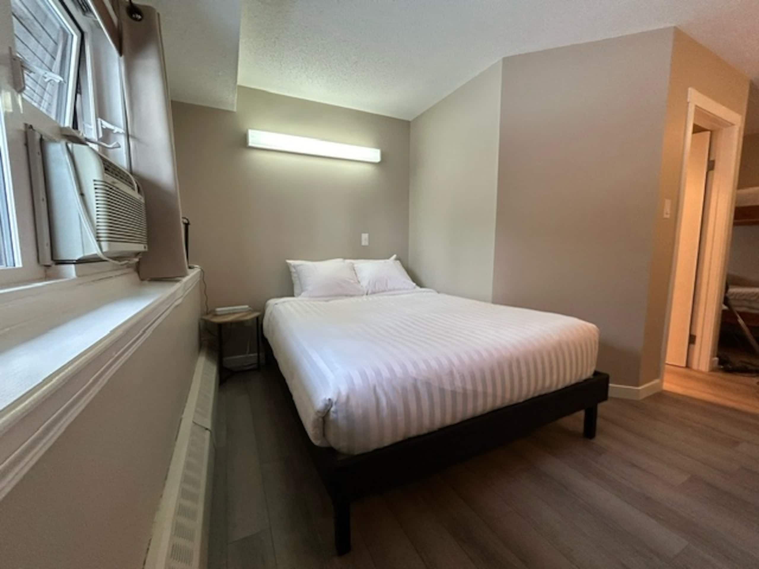 Griz Inn Hotel Room | Ski in out - Photo 11