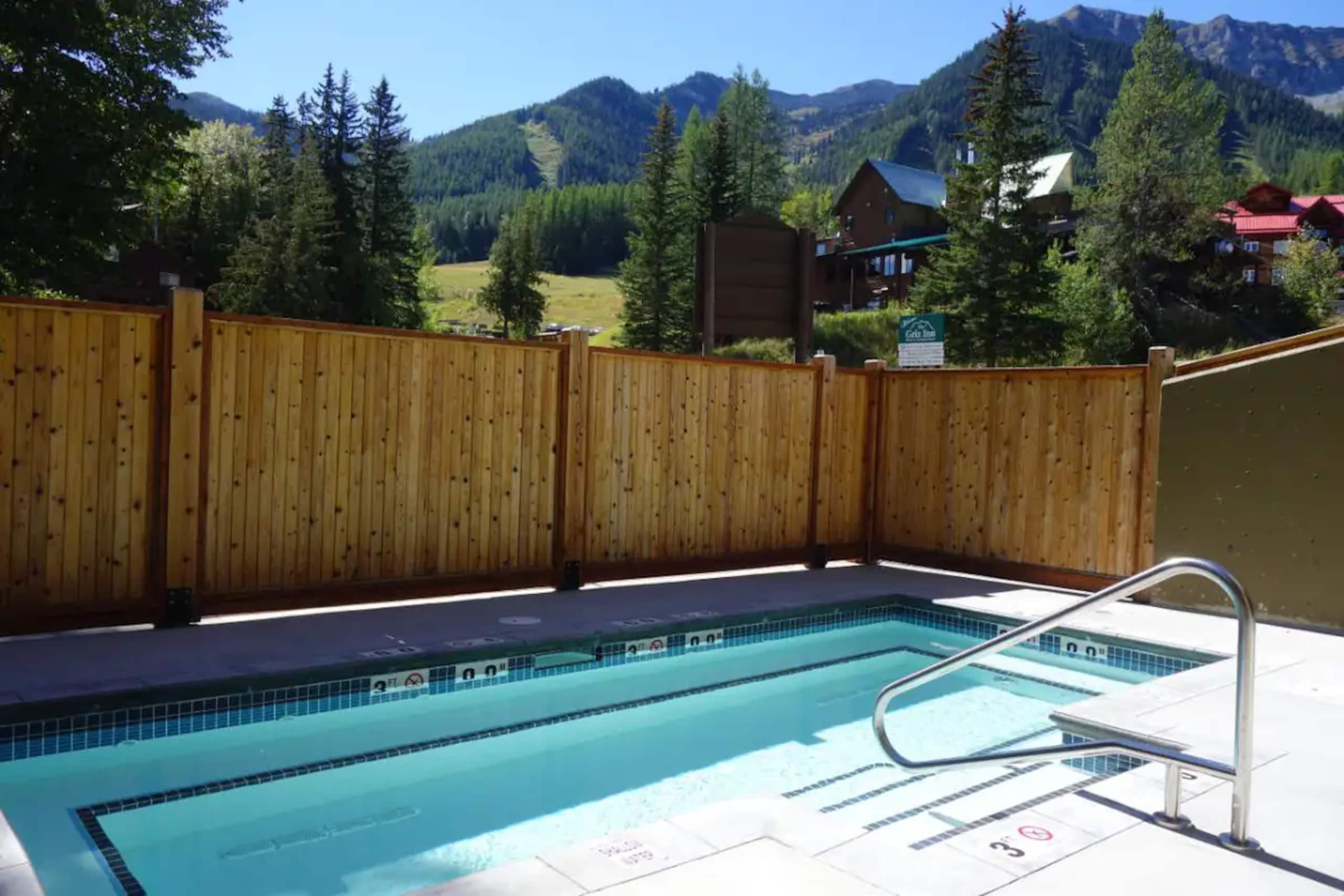 Griz Inn Hotel Room | Ski in out - Photo 3