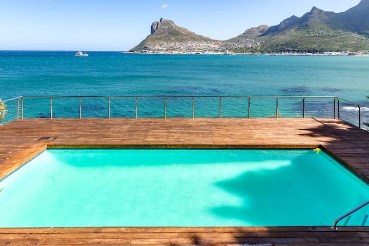 Chic 3-Bed Apartment by the Sea