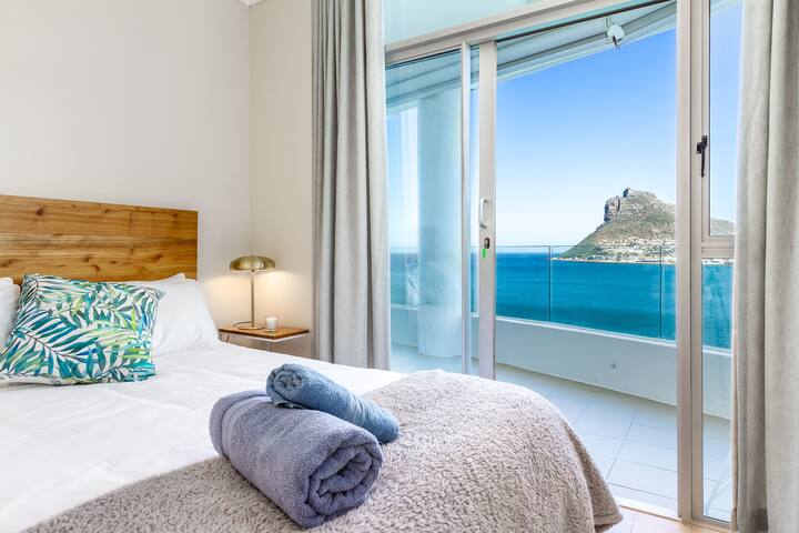 Chic 3-Bed Apartment by the Sea gallery image 2