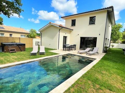 4 bedroom villa with spa all year round