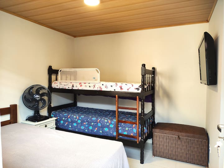 Suite en la ley (dormitorio 04): cama de matrimonio y litera y TV.
