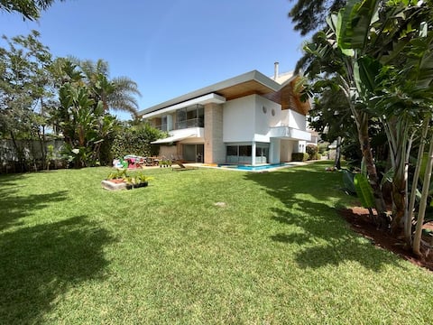 Beautiful villa beautiful garden - "private" beach access