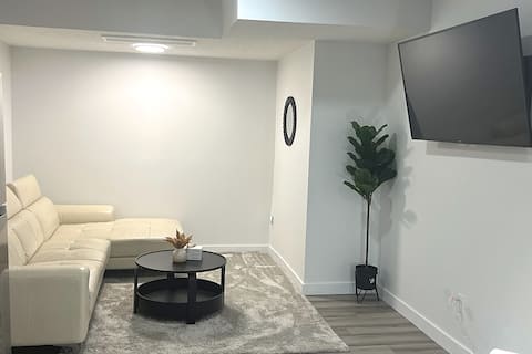Successful Airbnb property: Cozy 1BR Basement Suite in Edgemont