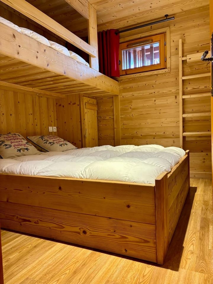 חדר שינה 2: 
מיטה 160x200 + מיטת קומת ביניים 90x200