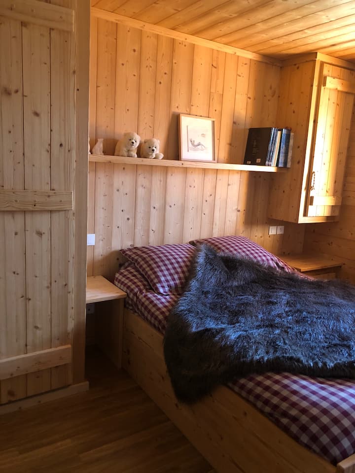 חדר שינה ראשי:
מיטה 160x200   