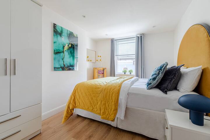 Off Oxford St: LUXxO Friends+Couples Design House gallery image 5