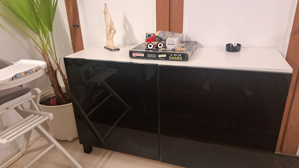 Popular Airbnb listing: Studio, access H24, near station PARIS in Essonne