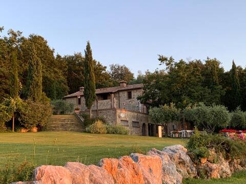 Villa with Pool and Sauna in the Tuscan hills