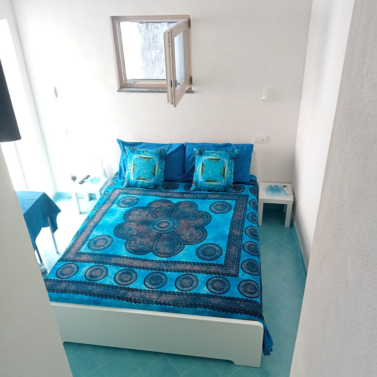 Letto matrimoniale . Blue bedroom ...