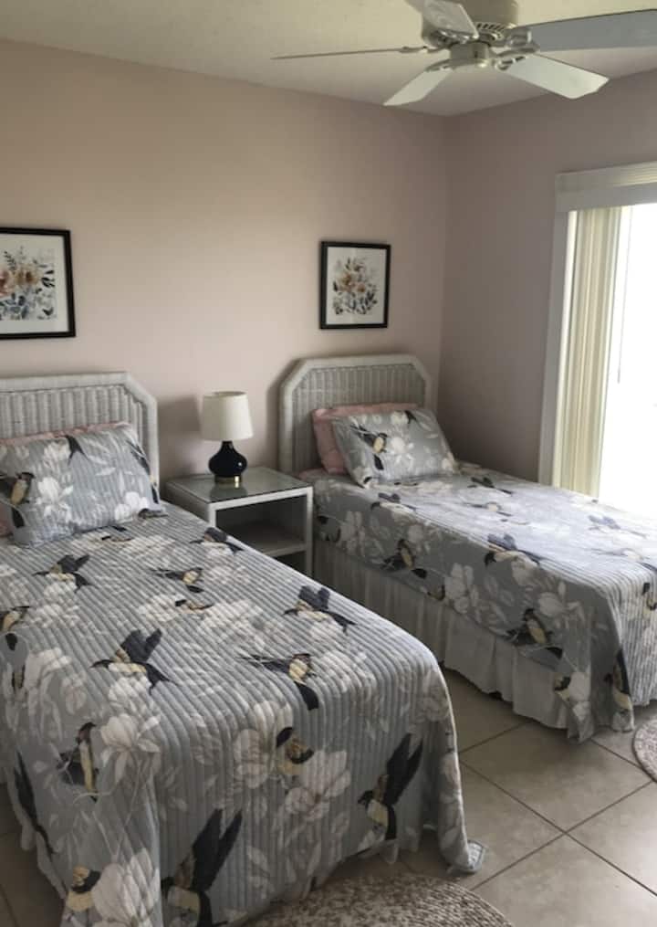 Спалня за гости с 2 единични легла