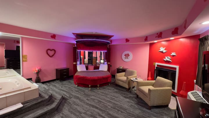 Sweetheart Theme Suite with Jacuzzi & Fireplace - Hotels for Rent