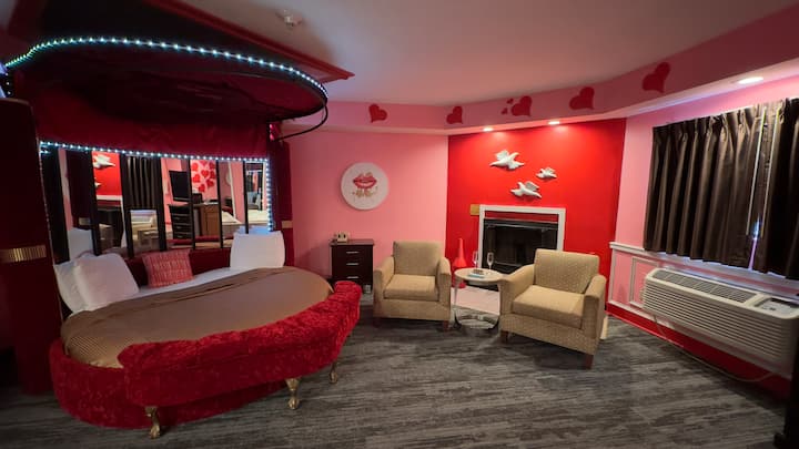 Sweetheart Theme Suite with Jacuzzi & Fireplace - Hotels for Rent