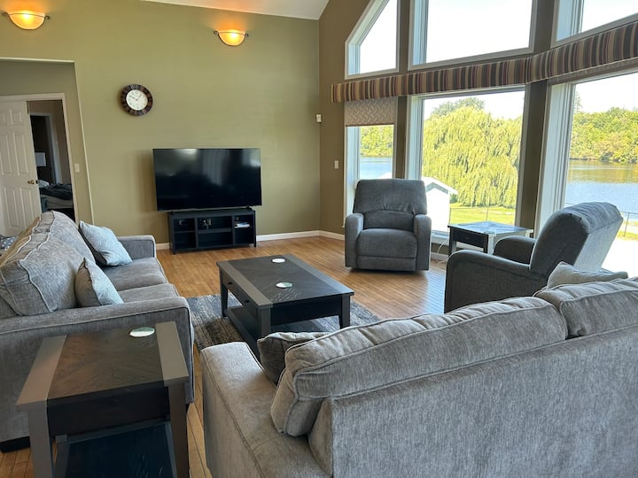 Salon avec vue magnifique sur la rivière.